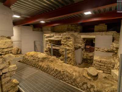 ...ci fermiamo a visitare il livello intermedio tra la grotta-e la chiesa soprastante...